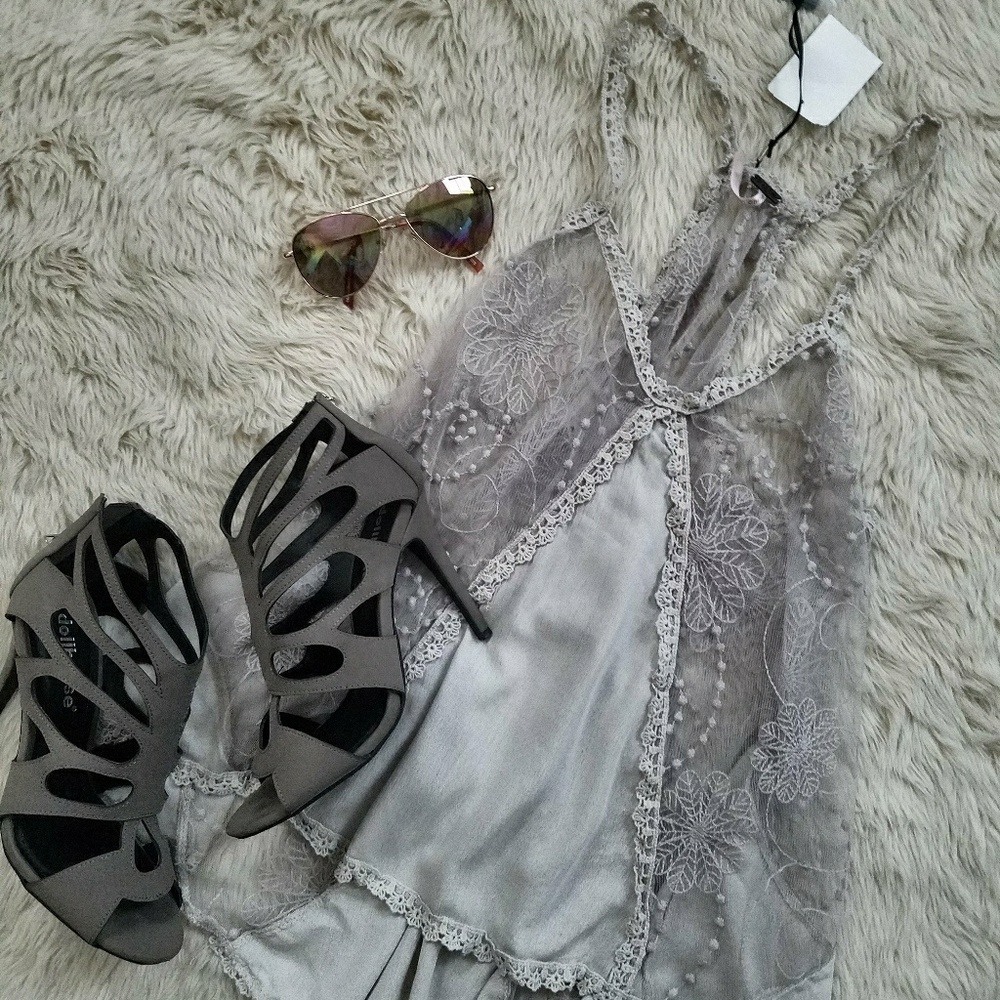 Poof embroidered hi low latte top - Picture 2 of 6